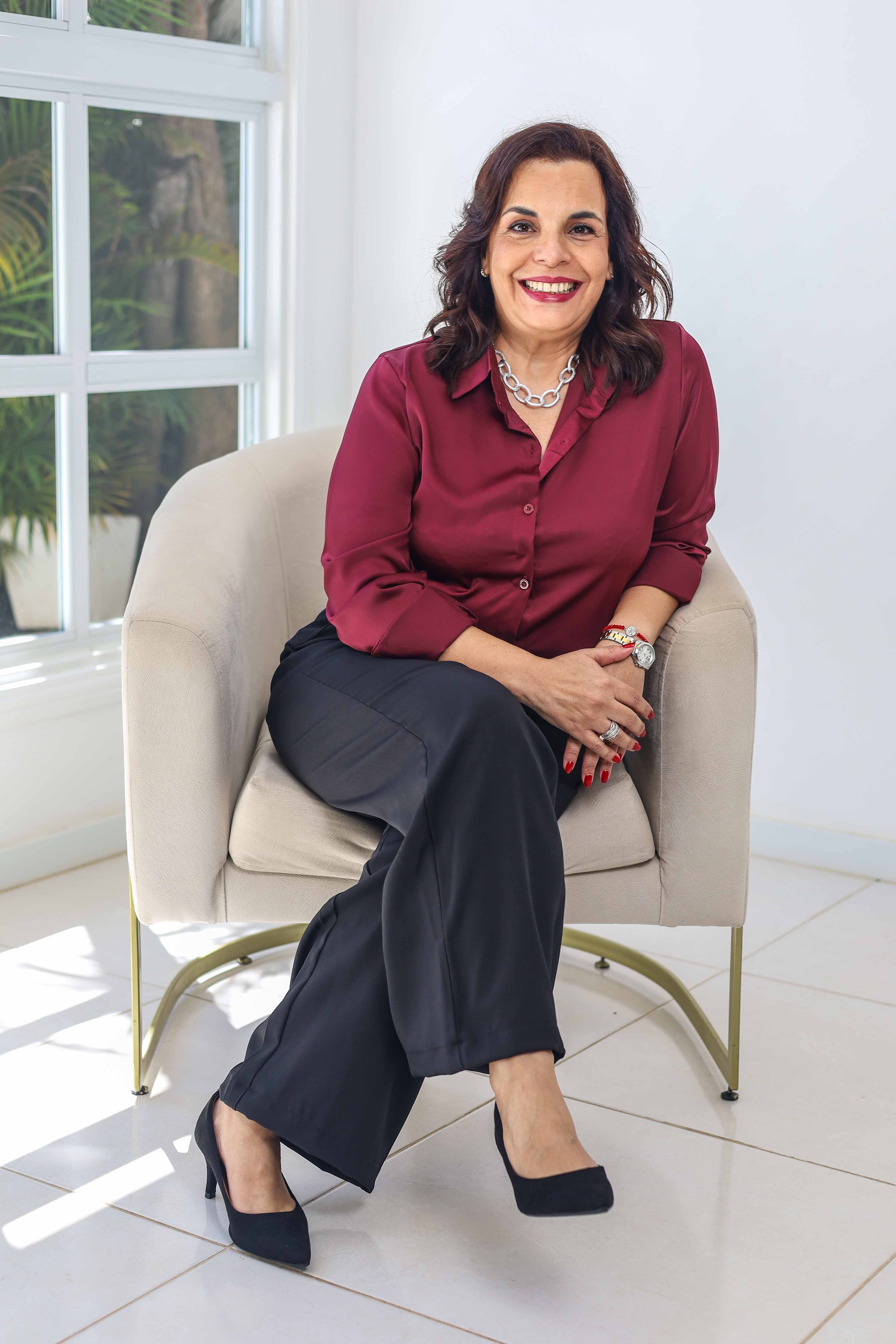 Dra. Nidia Carolina sonriendo en un entorno profesional luminoso.
